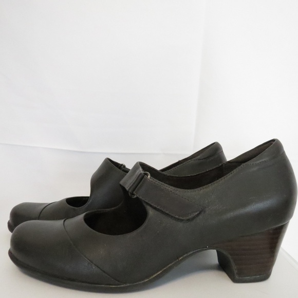 clarks showroom in cp